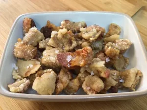 Torrezno frito o chicharrón de cerdo frito.