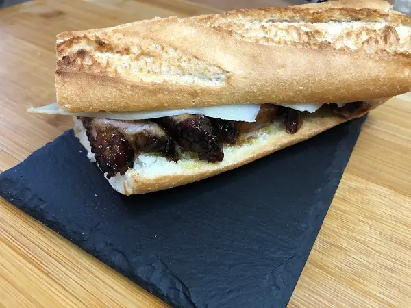 Bocadillo de panceta a la miel con parmesano.