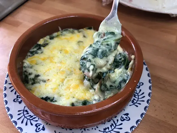 Cazuela con crema de espinacas gratinadas con queso