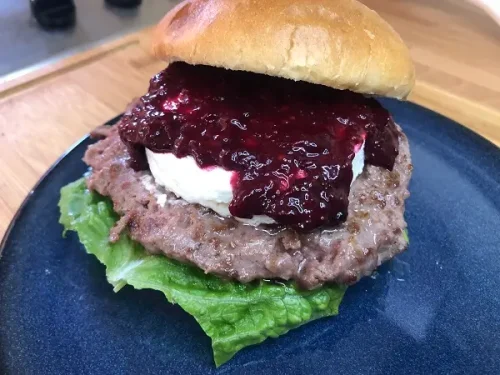 Hamburguesa con salas de frutos rojos o frutos del bosque