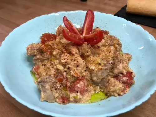 Revuelto de bacon, tocino o panceta con puerro y tomates cherry.