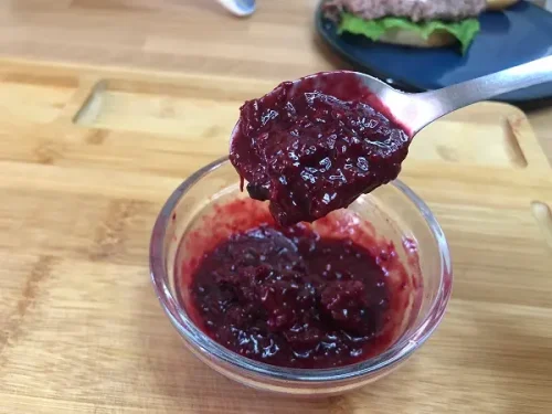 Cuenco con salsa de frutos rojos