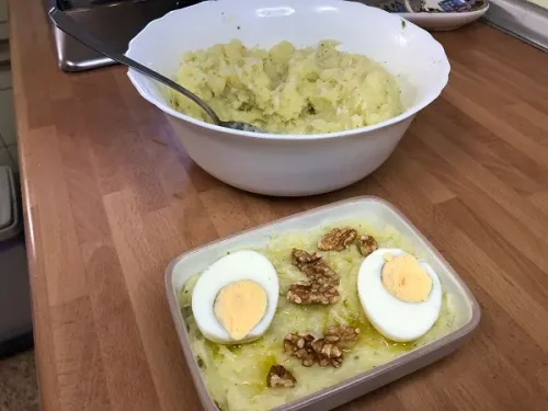 Atascaburras con huevo duro y nueces.