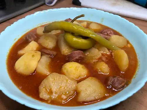 Patatas a la riojana con unas guindillas verdes.
