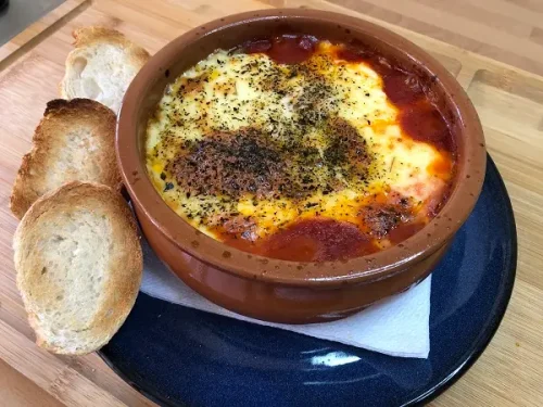 Provolone al horno con berenjenas y tomate