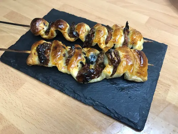 Aperitivo de hojaldre, olivas y tomate seco