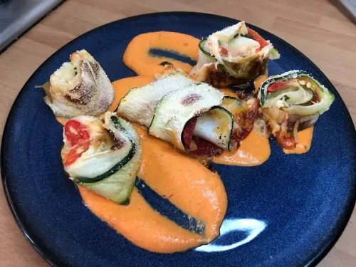 Rollito de calabacín al horno con pimiento asado y queso